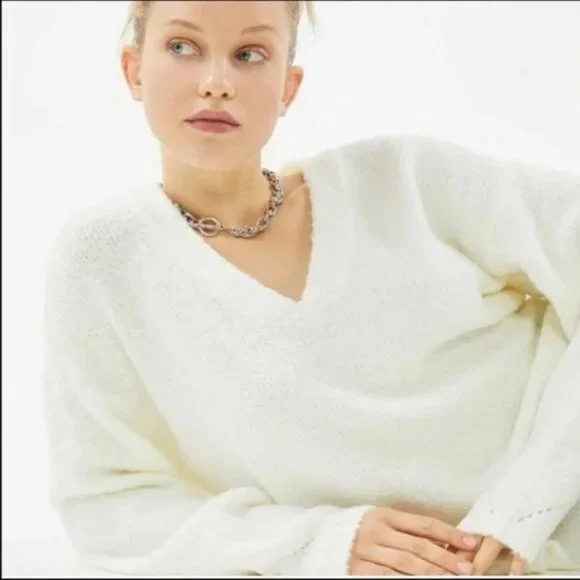 Urban Outfitters Rosie Cozy V-neck Off White Oversized Sweater Size L - Picture 3 of 12